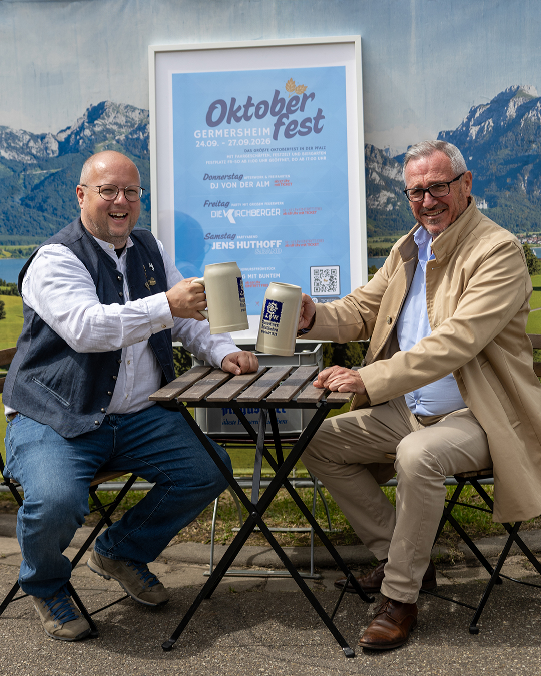 Vertragsunterzeichnung zwischen Veranstalter Alexander Kurz und Bürgermeister Marcus Schaile vor dem Oktoberfest Germersheim 2026 Plakat