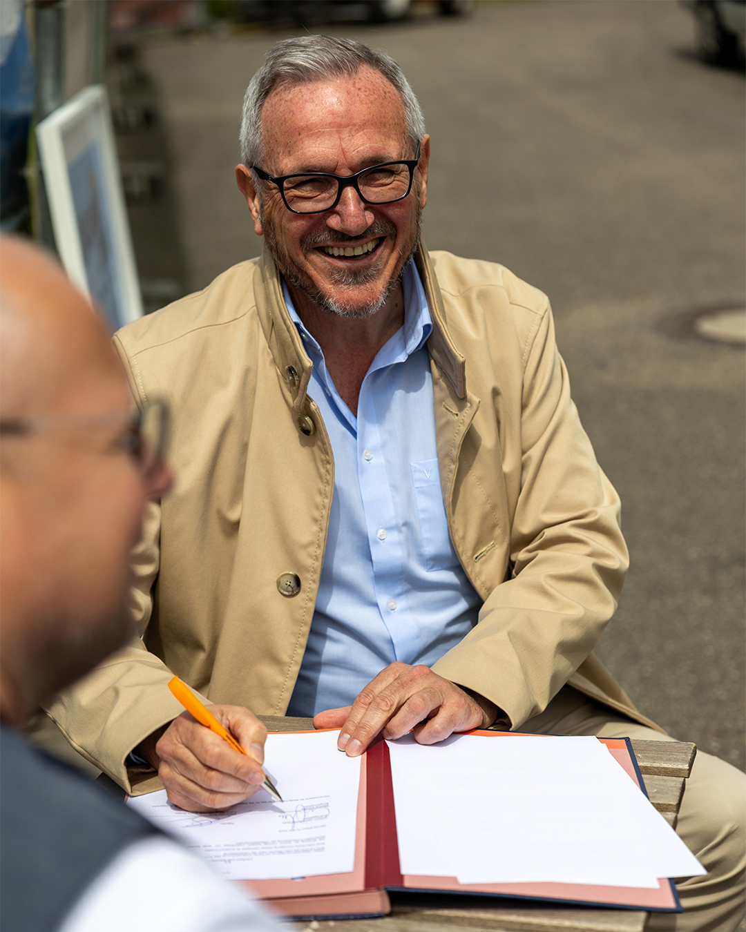 Bürgermeister Marcus Schaile unterschreibt den Vertrag für das Oktoberfest Germersheim 2026