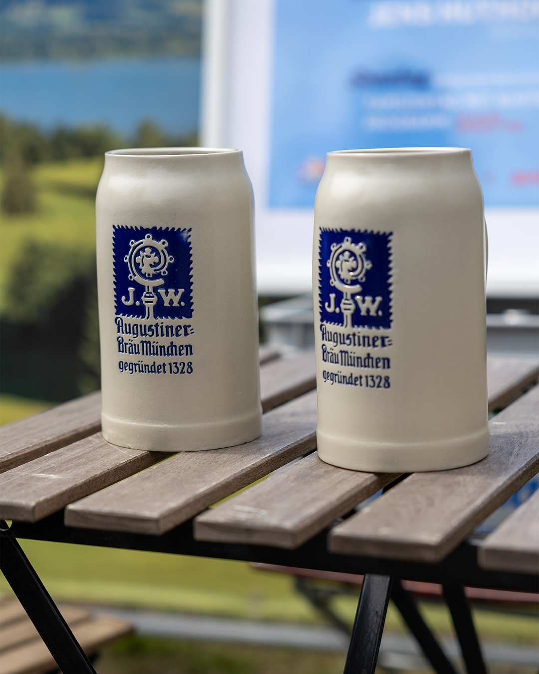 Augustiner Bräu München Bierkrüge auf einem Biertisch