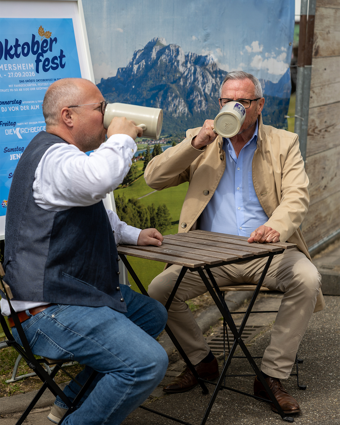 Alexander Kurz und Marcus Schaile stoßen mit Maßkrügen auf das Oktoberfest Germersheim 2026 an